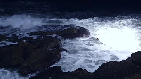 Sea waves splash and crash into rocks with much white foam. Night cinematic s Vídeos de archivo 166584568