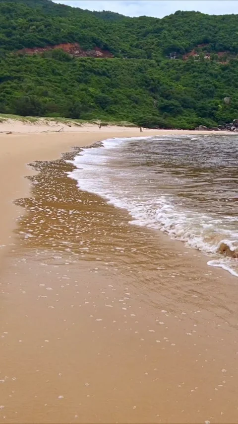 Sea waves splashing on the beach sand. Summer seascape. 库存影片 337900205