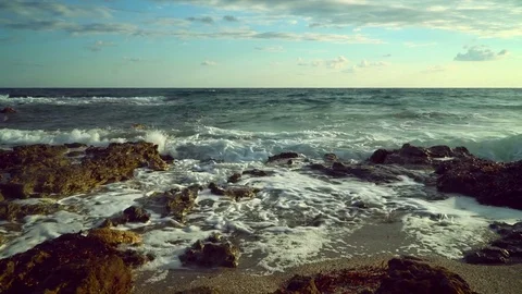 Sea, waves, spray, shore. 動画素材 79992575