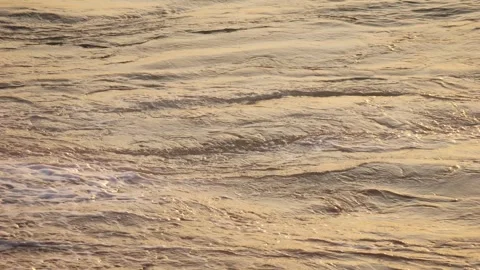 Sea waves on sunset, ocean beach with the sun, Capture the beauty of a tranquil Vidéo 280587613