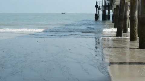 Sea waves under the bridge 库存影片 28012516