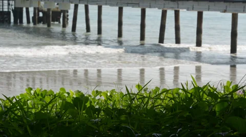 Sea waves under the bridge 库存影片 28012656
