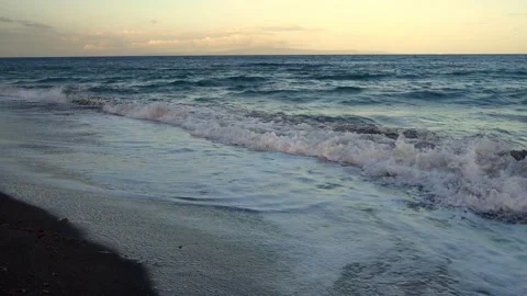 Sea waves on the volcanic beach of the Philippines. Vídeo Stock 154779092