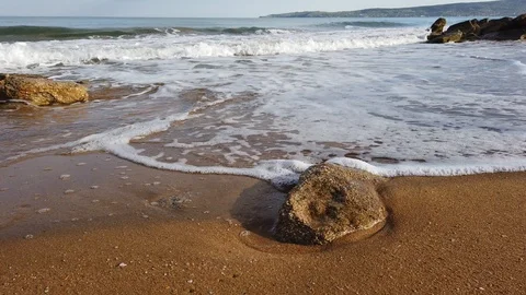 Sea waves. Water flows on the sand. Coast. Sea. Vídeos de archivo 118525686