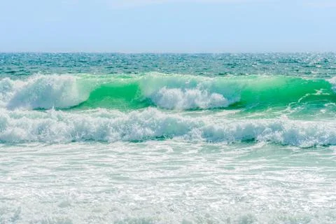 Sea waves with white breakers running ashore, bright sunny day, beautiful nat Foto stock