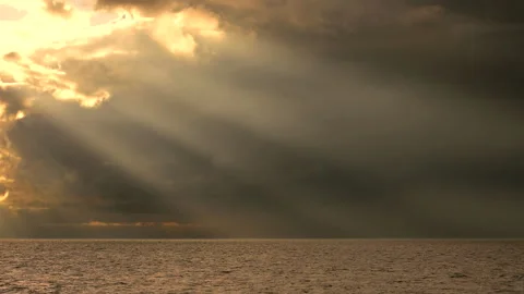 Sea waves on the yellow sunset background. Beautiful sunrays on the sky. 库存影片 243839150