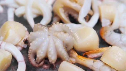 Seafood cocktail in black frying pan. Stock-Footage 131743953