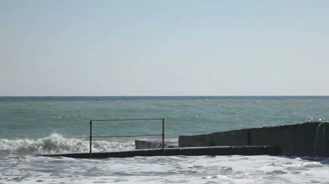 Seafront and pier with huge waves 스톡 동영상 2923455