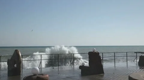 Seafront and pier with huge waves Stock-Footage 2923494