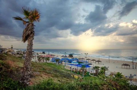 Seafront beach in Rishon LeTsiyon under dark cumulus clouds Stockfoto's