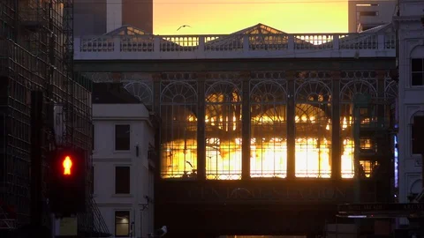 Seagull and sunset at trainstation 스톡 동영상 127208024