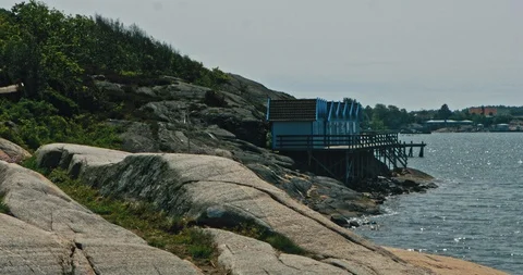A seagull flies over the cliffs in the Swedish archipelago 스톡 동영상 113944009