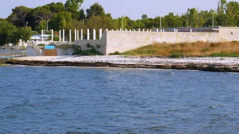 A seagull glides over the sea to feed on some fish Vídeos de archivo 112660403