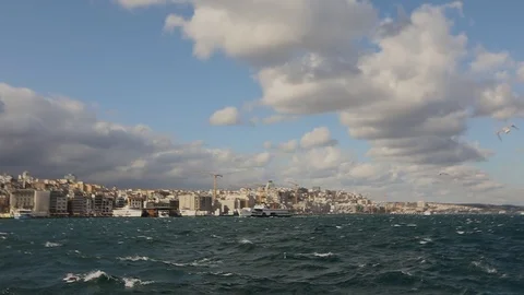 Seagulls fly over the Bosphorus strait in the windy weather in the summer of 库存影片 115841734