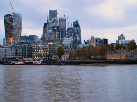 Seagulls fly in slow motion over Thames river with London skyline Video stock 83140578
