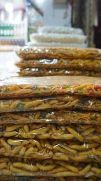Sealed Packets of Crispy Savory Nimko Snacks at a Market Stall Foto stock