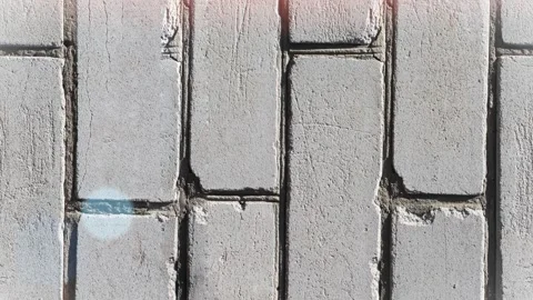 Seamless 4K looping vertical movement across a weathered painted brick wall. Vídeos de archivo 344121832