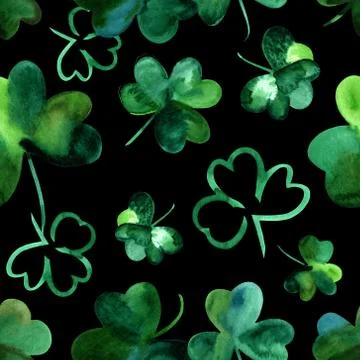 Seamless background pattern, watercolour shamrocks on black Illustrazione stock