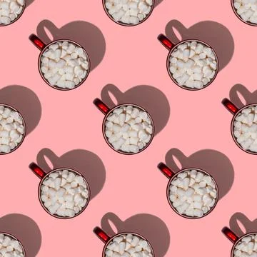 Seamless endless pattern of red cups of coffee or cocoa with marshmallows with Foto stock