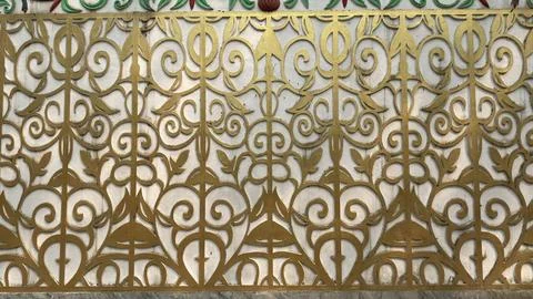 Seamless Golden Scrollwork Pattern on a White Decorative Wall Surface Foto stock
