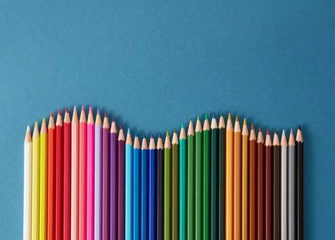 Seamless horizontal pattern Colored pencils arranged in a wave with copy spac Stock-Fotos