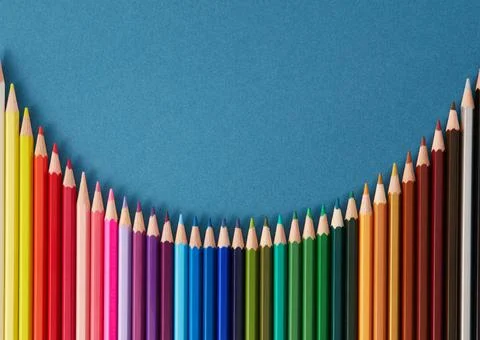 Seamless horizontal pattern Colored pencils arranged in a wave with copy spac Stock-Fotos