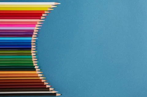 Seamless horizontal pattern Colored pencils arranged in a wave with copy spac Foto stock