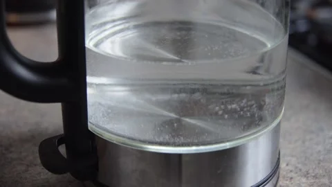 Seamless Loop 4K: Beginning of Boiling Water in Transparent Kettle  First B.. Vídeo Stock 332364342