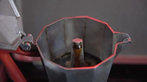 Seamless Loop 4K: Fresh Coffee Pouring from Moka Pot Spout  Dark Liquid Str.. Vídeo Stock 332364335