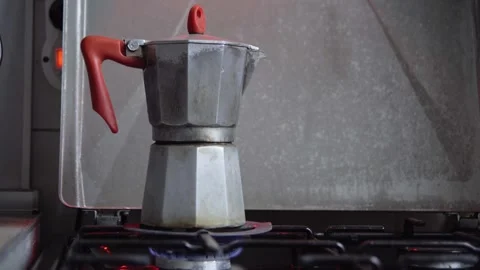 Seamless Loop 4K: Moka Pot Brewing Black Coffee on Gas Stove  Rising Steam .. 库存影片 332364339