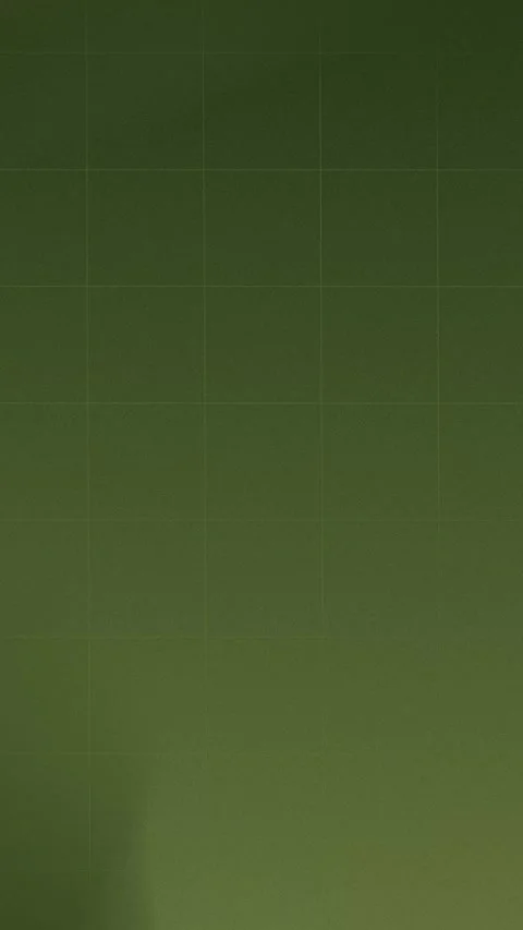 Seamless loop background featuring a green gradient with subtle grid lines. 4K Vidéo 309856117