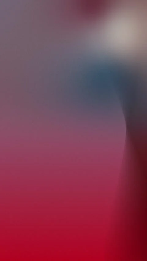 Seamless loop background with soft gradient. Deep red fades into smoky blue and Vidéo 309855878