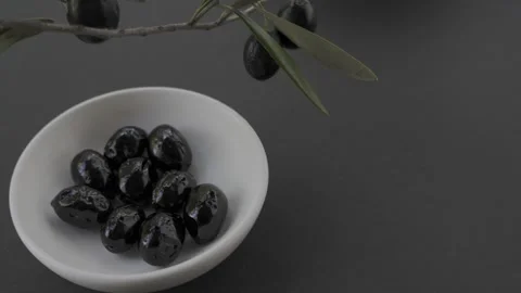 Seamless loop of black olives in white bowl with copy space 4k Vidéo 340633561