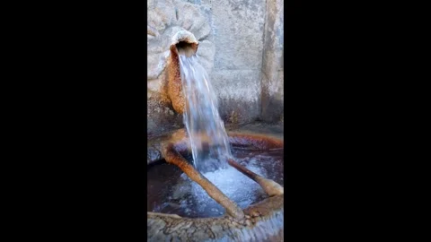 A seamless loop of a rustic fountain perfect for mobile phone backgrounds r.. 스톡 동영상 314642029