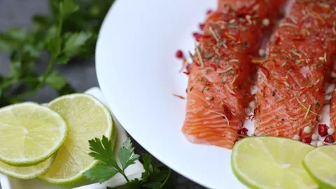 Seamless loop of salmon parsley lime slices and spices rotating on white plat Vídeos de archivo 321260145
