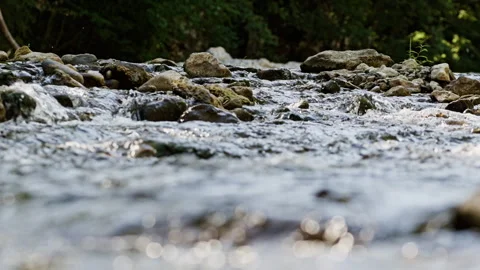 Seamless loop of shallow rapids over rounded river stones Vidéo 345730180