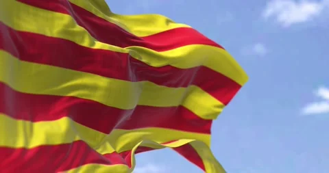 Seamless loop in slow motion with Catalan flag waving in the wind Stock-Footage 196879945