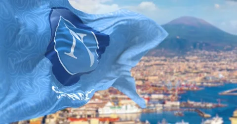Seamless loop in slow motion of Napoli flag waving with Naples bay in backg.. Stock Footage 236625924