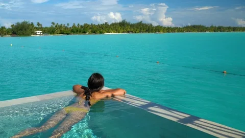 Seamless Loop video: Sexy bikini body woman relaxing swimming in luxury pool Video stock 118029755