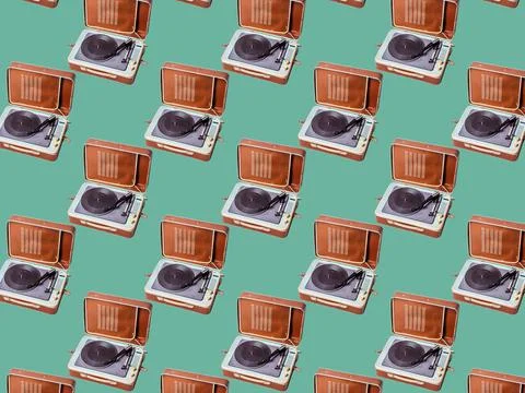 Seamless pattern. Abstract record player part isolated on green background. Foto stock