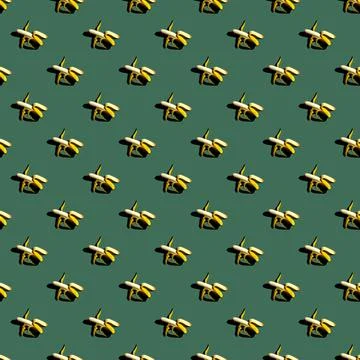 Seamless pattern of bananas on a uniform colored background. Foto stock