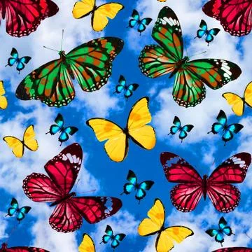 Seamless pattern with butterflies on a background of blue sky with clouds Foto stock