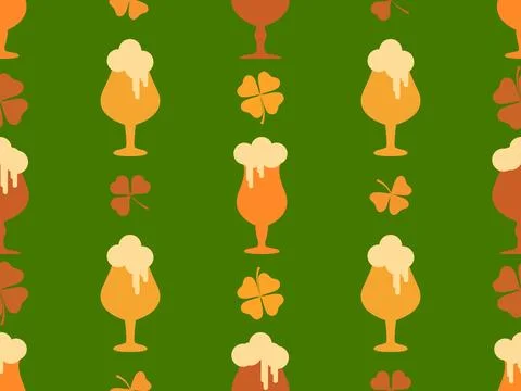 Seamless pattern with clover leaves and glasses of beer for St. Patrick's D.. Illustrazione stock