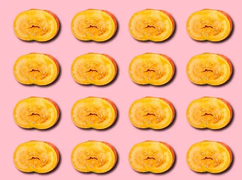 Seamless pattern of cut ripe pumpkin isolated on pink background. Foto stock