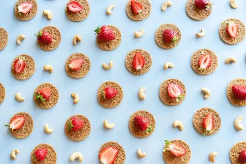 Seamless pattern flat lay strawberries and cookies Foto stock