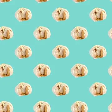 Seamless pattern with garlic on a blue background. Minimal isometric texture  스톡 사진