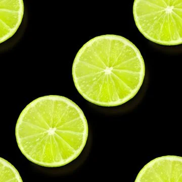 A seamless pattern of green lime round slices on a black background, a vibrant Foto stock