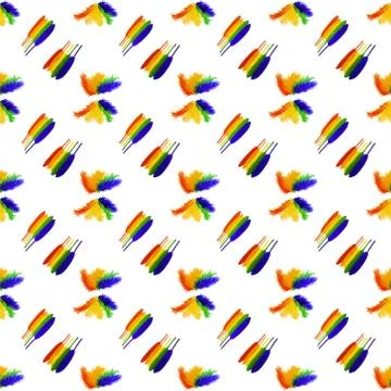 Seamless pattern of lined in rainbow colored bird feathers on a white backgro Foto stock