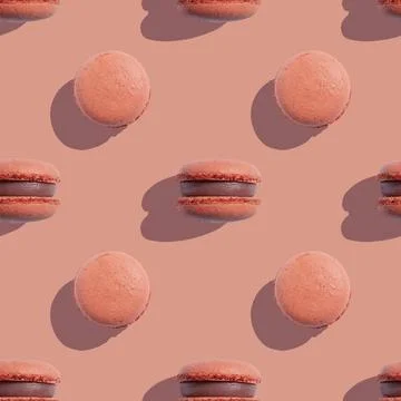 Seamless pattern with macaroons on a coral background Foto stock