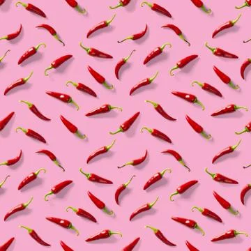 Seamless pattern made of red chili or chilli on pink background. Minimal food Foto stock